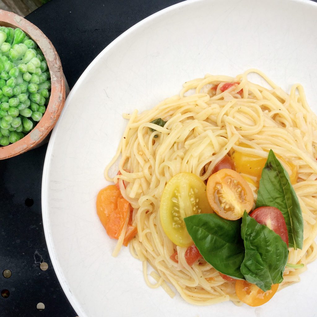 Spaghetti pasta with basil and cherry tomatos